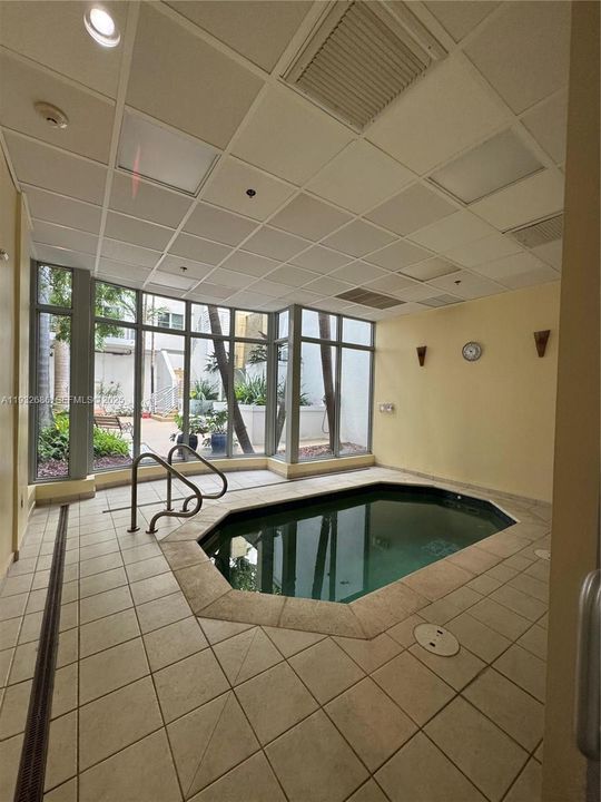 For Sale: $285,000 (1 beds, 1 baths, 695 Square Feet)