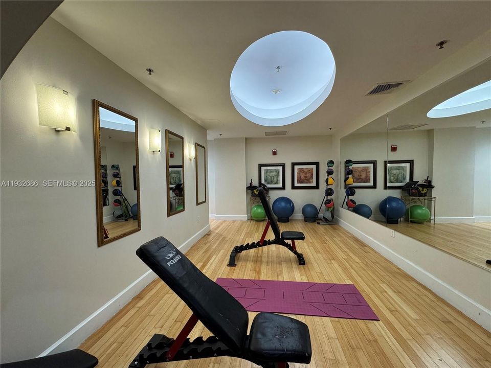 For Sale: $285,000 (1 beds, 1 baths, 695 Square Feet)