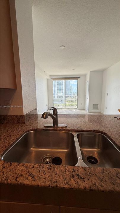 For Sale: $285,000 (1 beds, 1 baths, 695 Square Feet)
