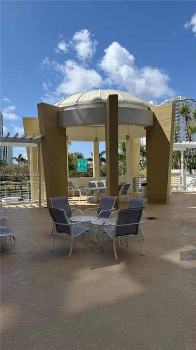 For Sale: $285,000 (1 beds, 1 baths, 695 Square Feet)