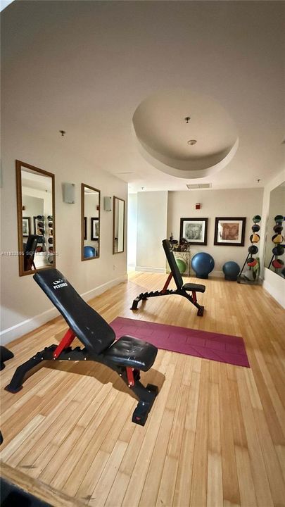 For Sale: $285,000 (1 beds, 1 baths, 695 Square Feet)