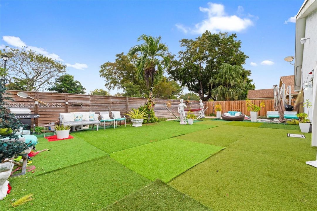 For Sale: $600,000 (3 beds, 3 baths, 1383 Square Feet)