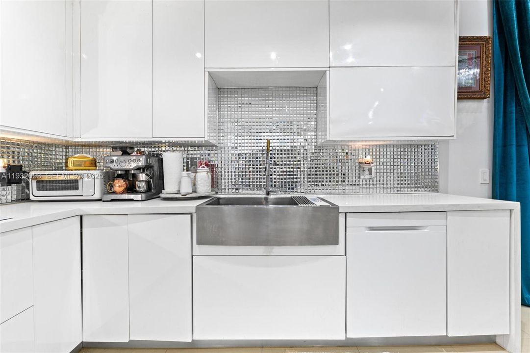 For Sale: $600,000 (3 beds, 3 baths, 1383 Square Feet)