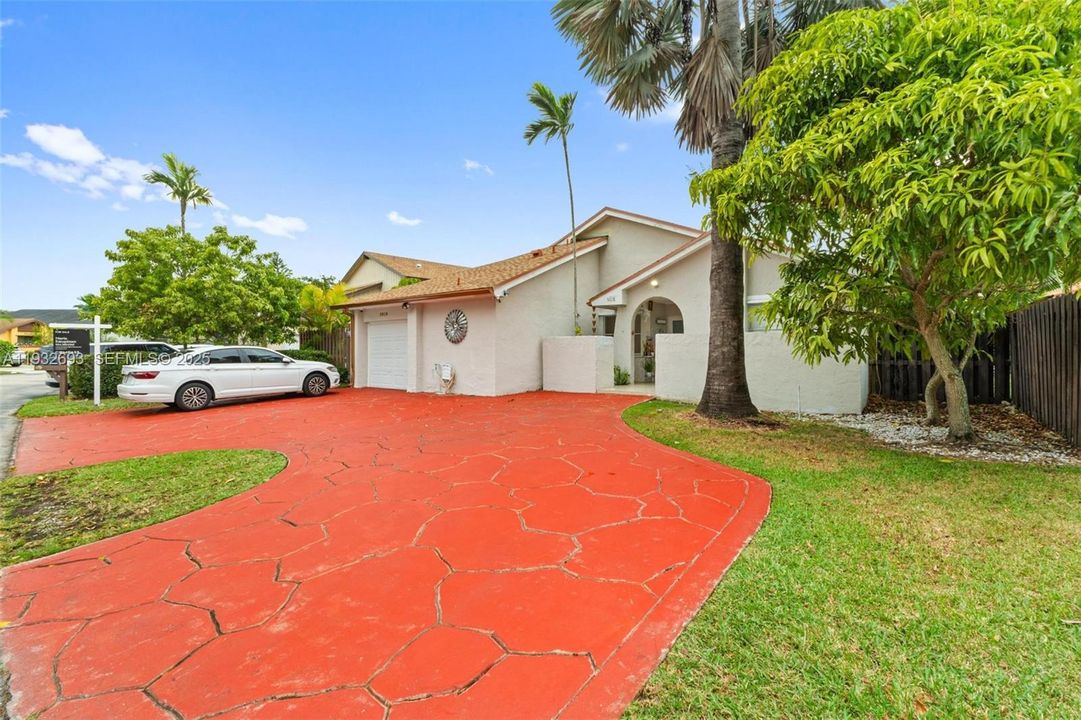 For Sale: $600,000 (3 beds, 3 baths, 1383 Square Feet)