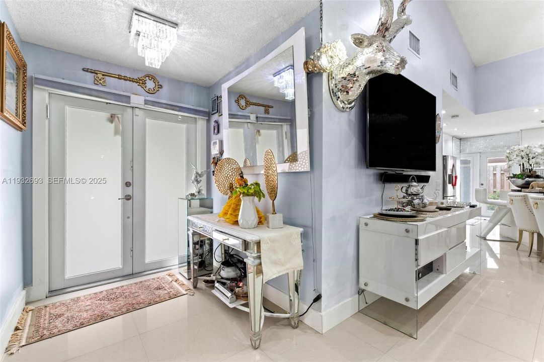 For Sale: $600,000 (3 beds, 3 baths, 1383 Square Feet)