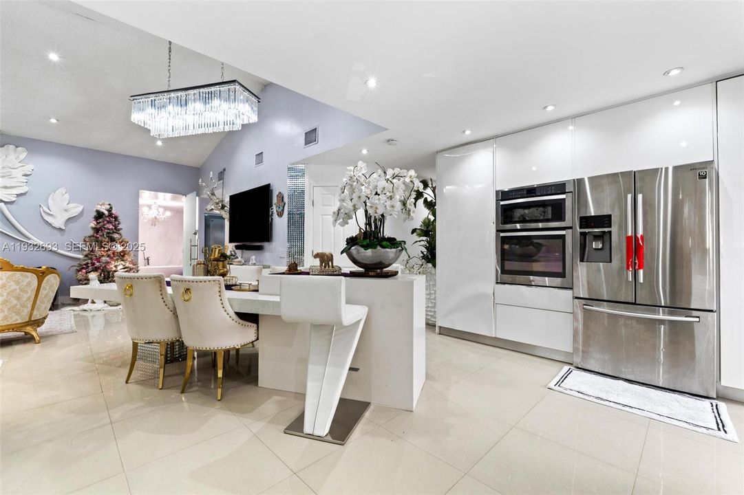 For Sale: $600,000 (3 beds, 3 baths, 1383 Square Feet)