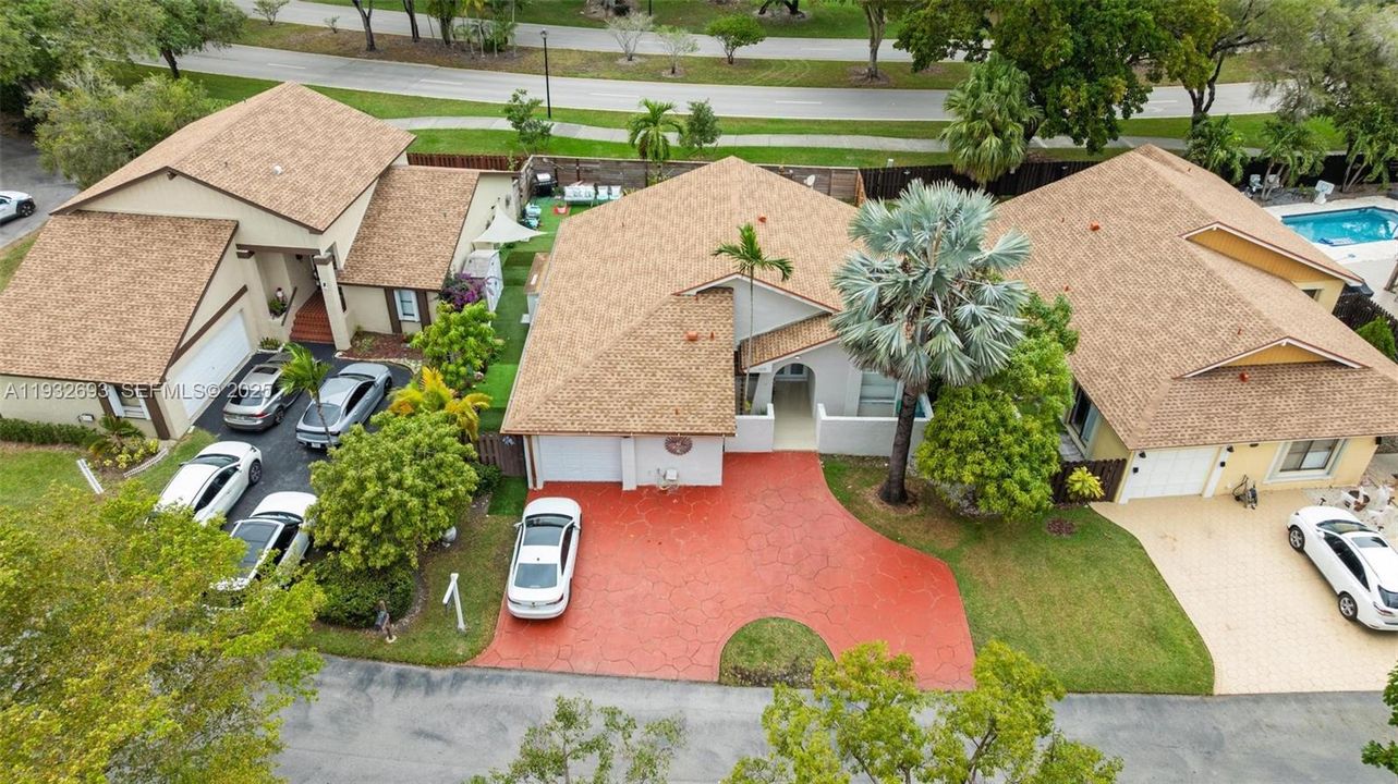 For Sale: $600,000 (3 beds, 3 baths, 1383 Square Feet)