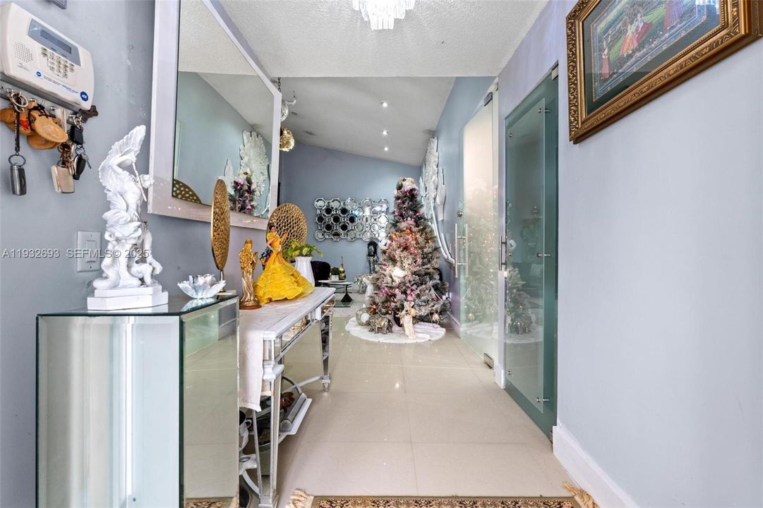 For Sale: $600,000 (3 beds, 3 baths, 1383 Square Feet)