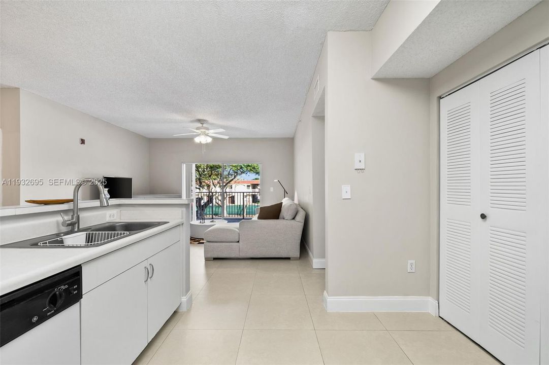 For Sale: $259,900 (2 beds, 2 baths, 1183 Square Feet)