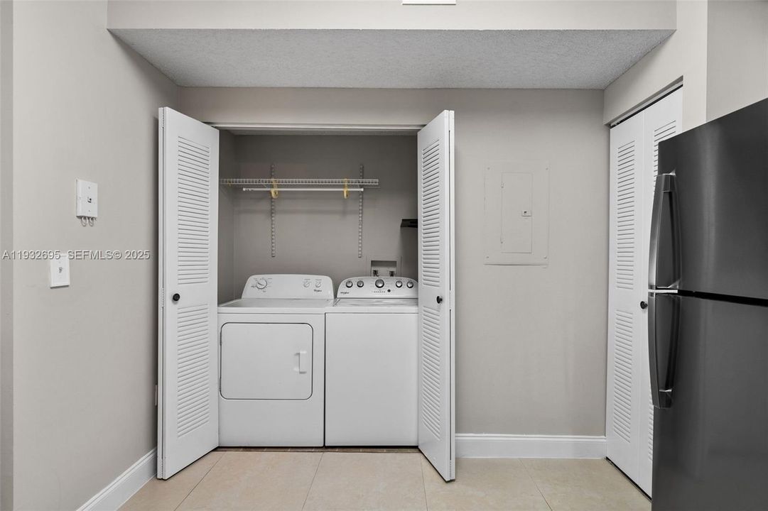 For Sale: $259,900 (2 beds, 2 baths, 1183 Square Feet)