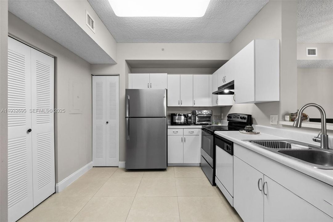 For Sale: $259,900 (2 beds, 2 baths, 1183 Square Feet)
