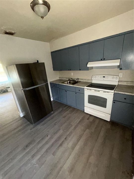 出租: $2,350 (2 贝兹, 1 浴室, 750 平方英尺)