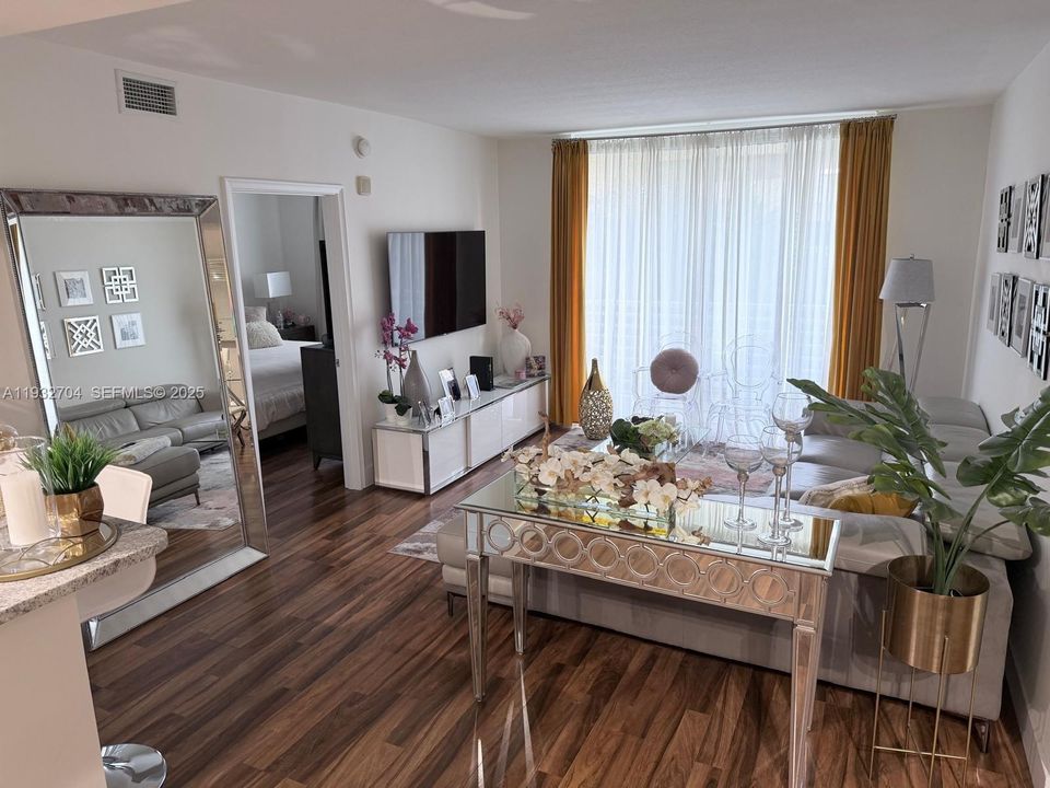 For Sale: $470,000 (2 beds, 2 baths, 1077 Square Feet)