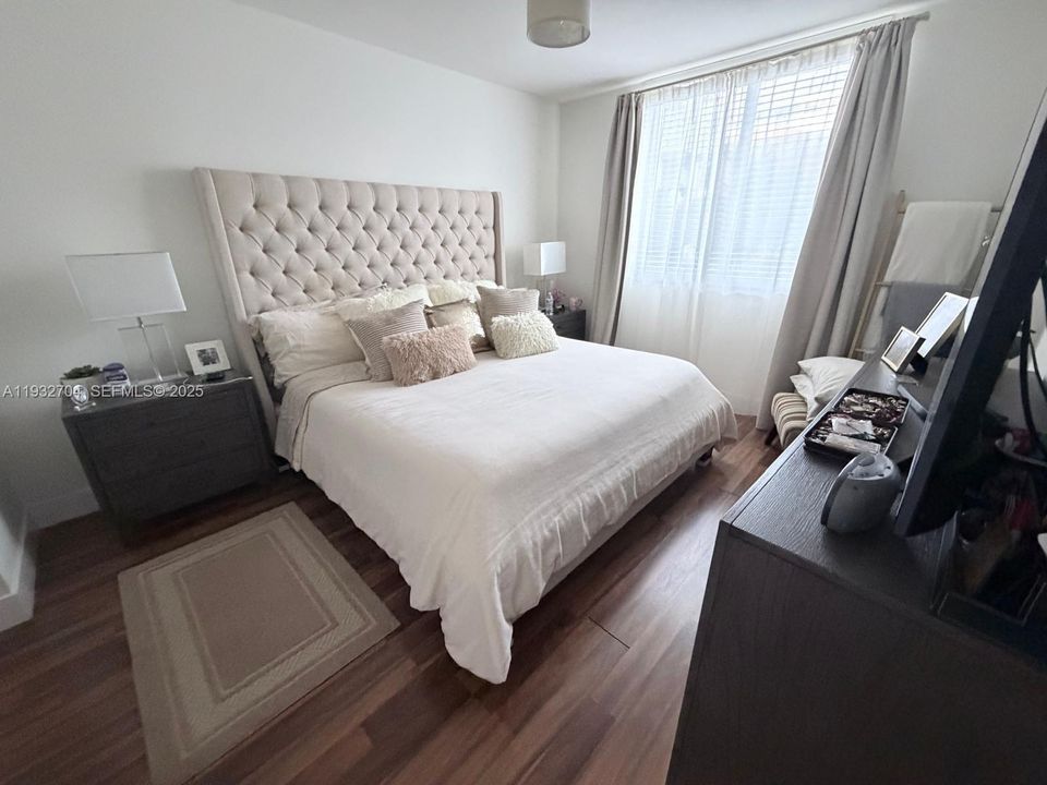 For Sale: $470,000 (2 beds, 2 baths, 1077 Square Feet)