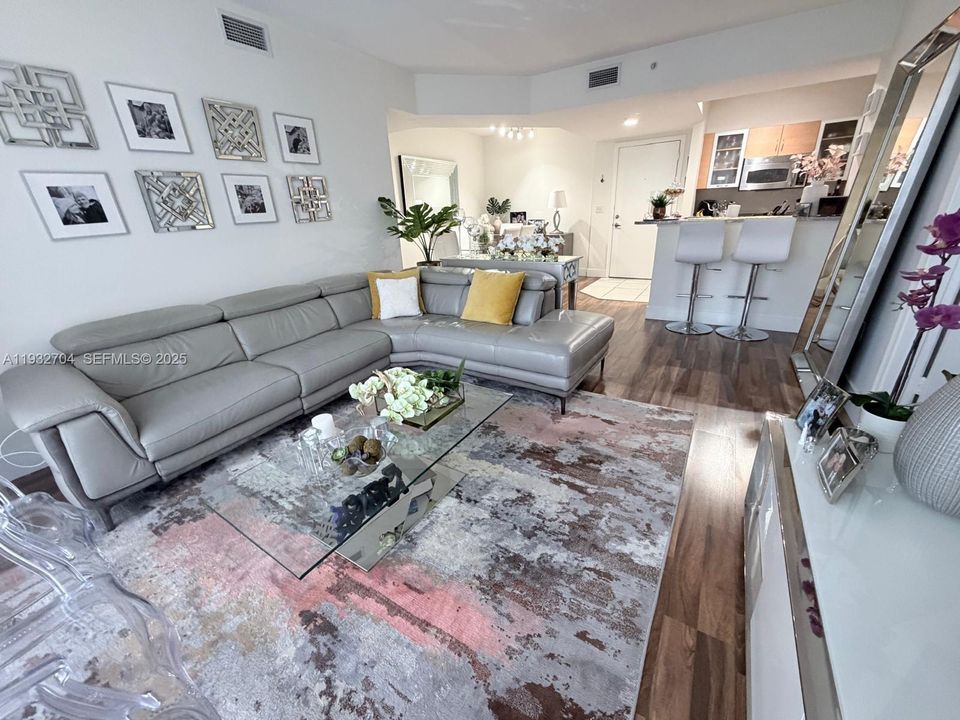 For Sale: $470,000 (2 beds, 2 baths, 1077 Square Feet)