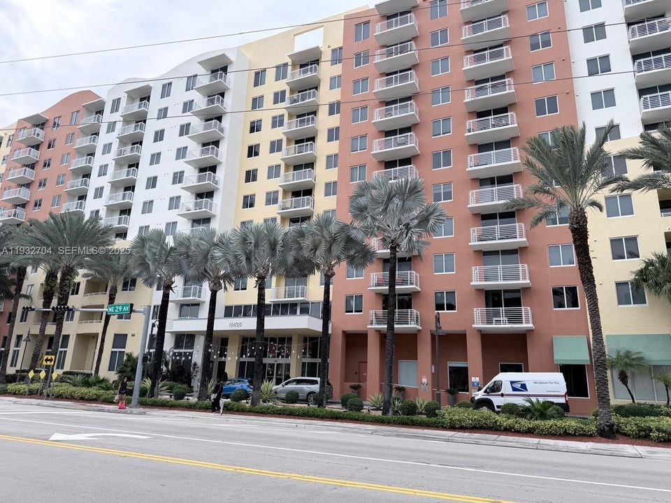 For Sale: $470,000 (2 beds, 2 baths, 1077 Square Feet)