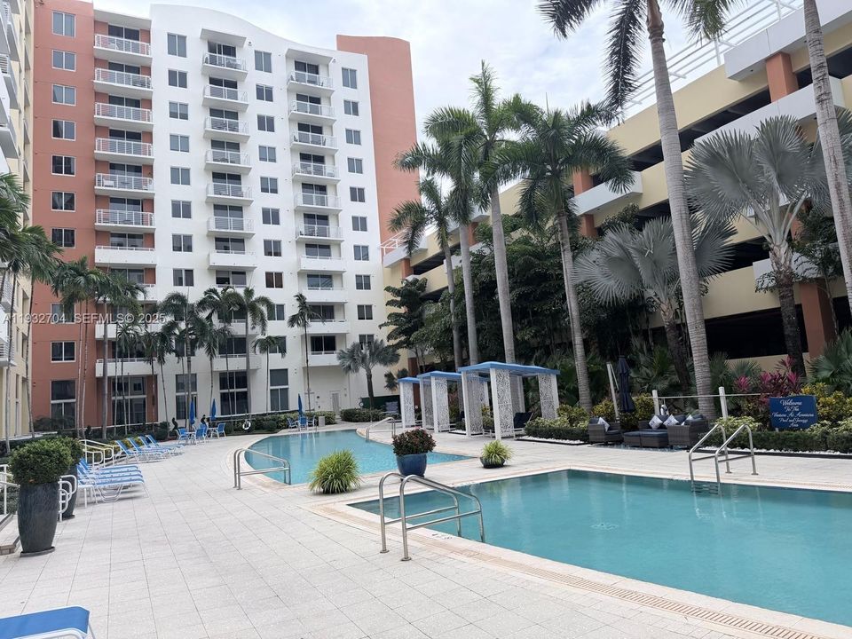 For Sale: $470,000 (2 beds, 2 baths, 1077 Square Feet)