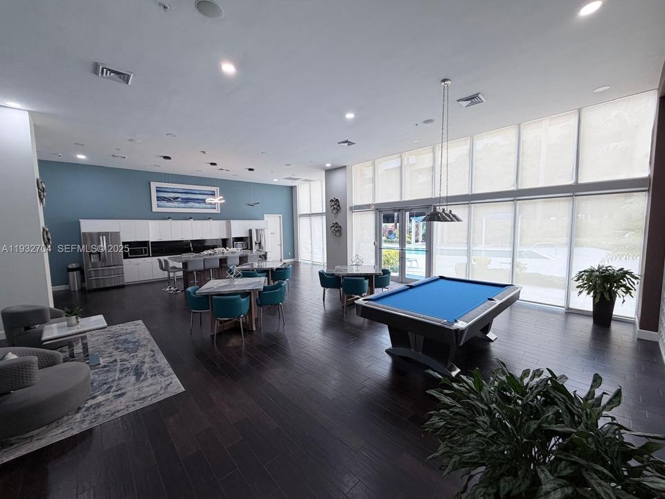 For Sale: $470,000 (2 beds, 2 baths, 1077 Square Feet)