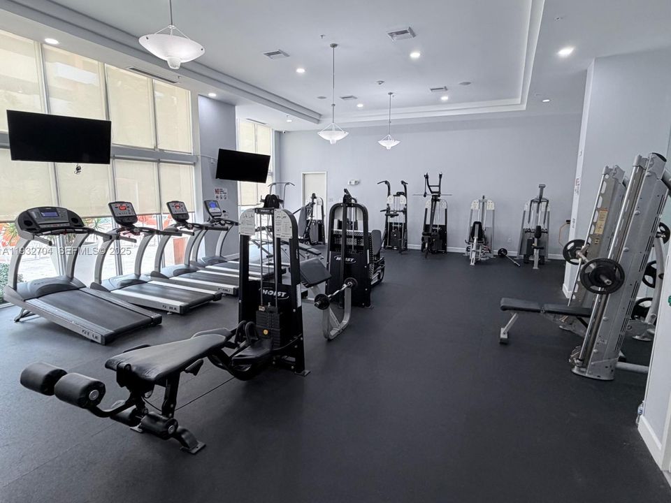 For Sale: $470,000 (2 beds, 2 baths, 1077 Square Feet)