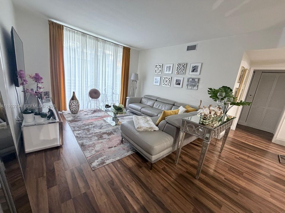 For Sale: $470,000 (2 beds, 2 baths, 1077 Square Feet)