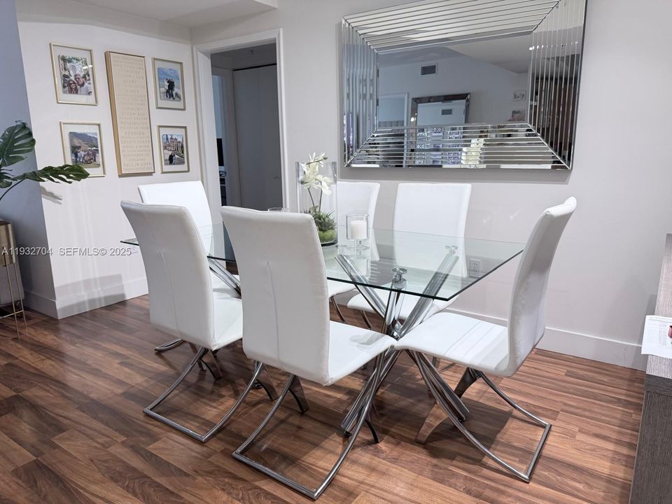 For Sale: $470,000 (2 beds, 2 baths, 1077 Square Feet)