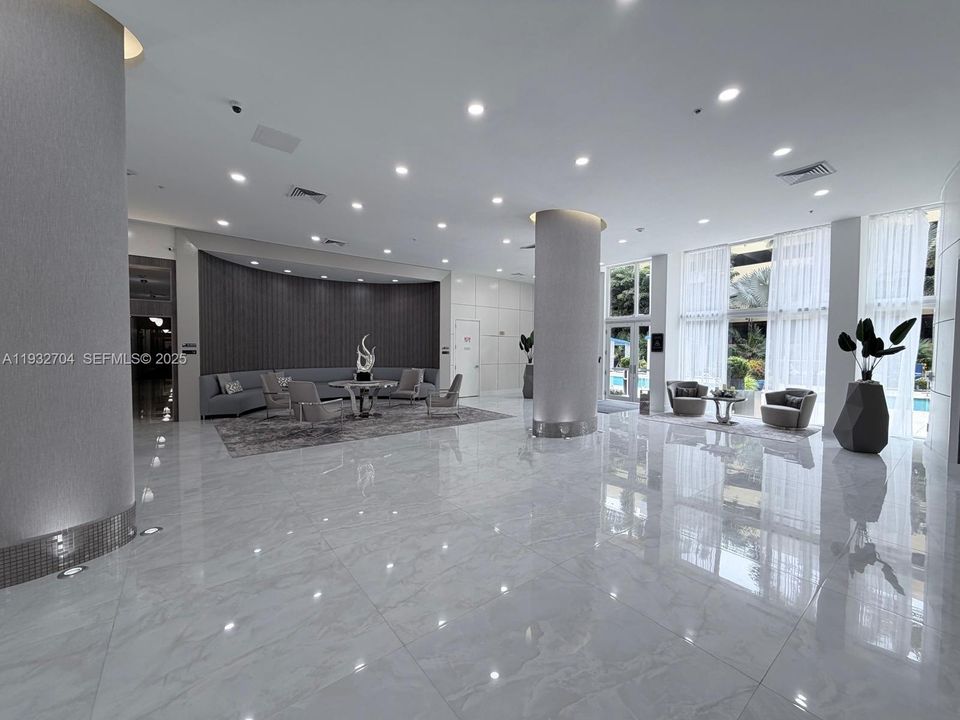 For Sale: $470,000 (2 beds, 2 baths, 1077 Square Feet)