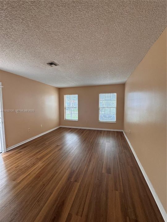 En Renta: $3,195 (3 camas, 2 baños, 1569 Pies cuadrados)