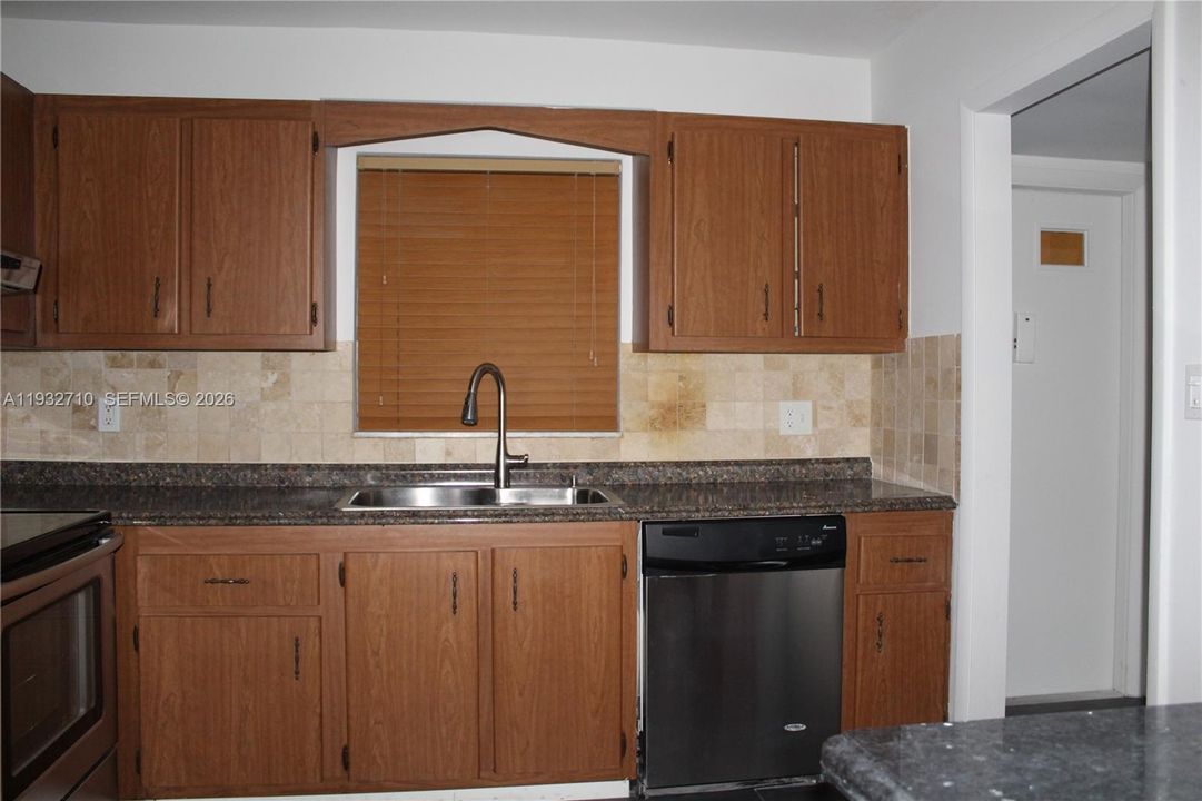 В аренду: $2,200 (2 спален, 2 ванн, 1060 Квадратных фут)