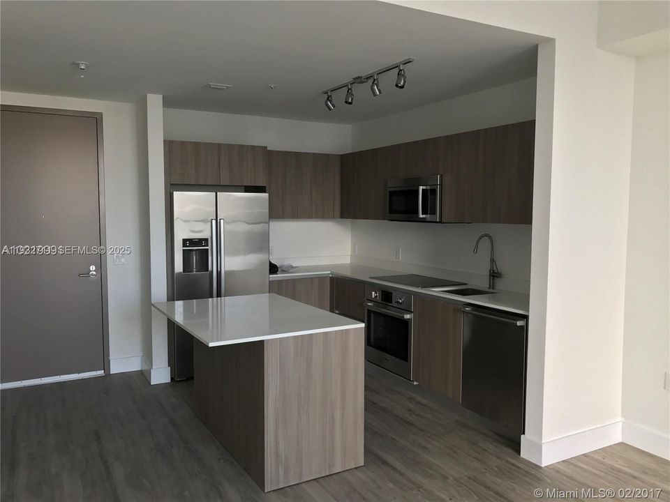 For Rent: $3,300 (1 beds, 1 baths, 714 Square Feet)