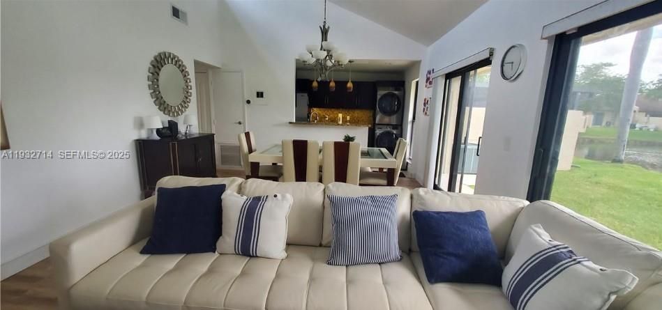 Activo con contrato: $2,000 (2 camas, 1 baños, 827 Pies cuadrados)