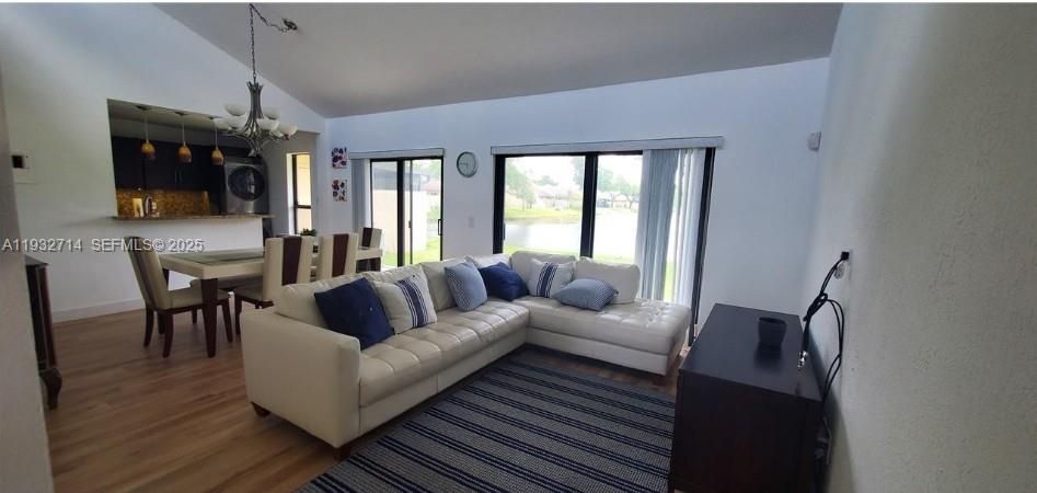 Activo con contrato: $2,000 (2 camas, 1 baños, 827 Pies cuadrados)