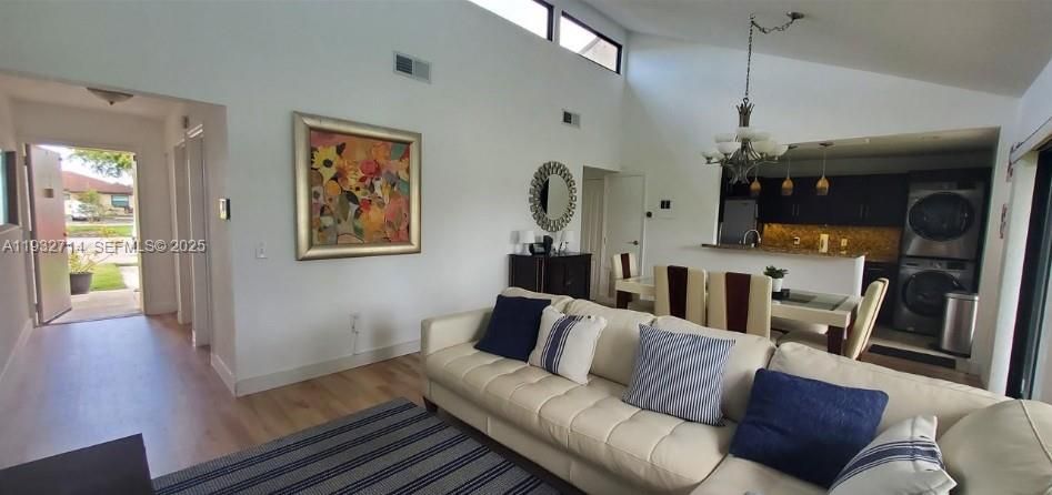 Activo con contrato: $2,000 (2 camas, 1 baños, 827 Pies cuadrados)