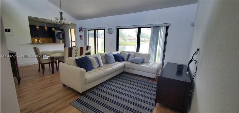 Activo con contrato: $2,000 (2 camas, 1 baños, 827 Pies cuadrados)