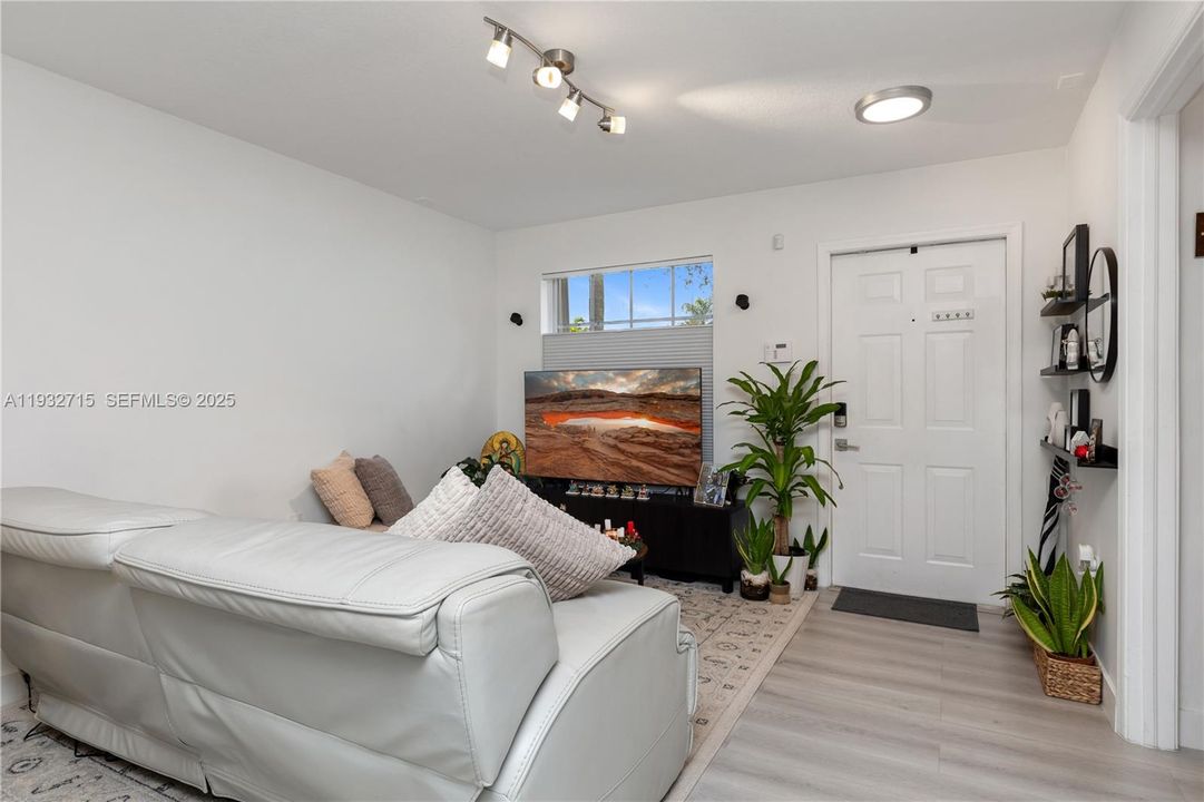 На продажу: $449,990 (2 спален, 2 ванн, 1123 Квадратных фут)