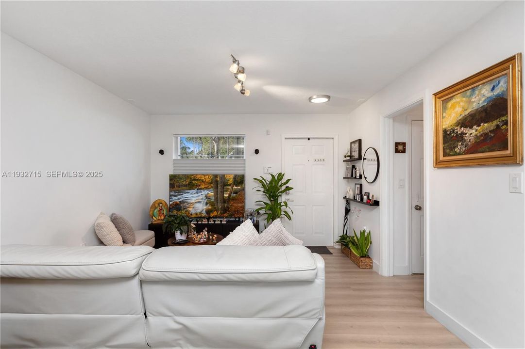 На продажу: $449,990 (2 спален, 2 ванн, 1123 Квадратных фут)