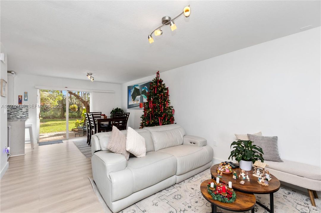 На продажу: $449,990 (2 спален, 2 ванн, 1123 Квадратных фут)