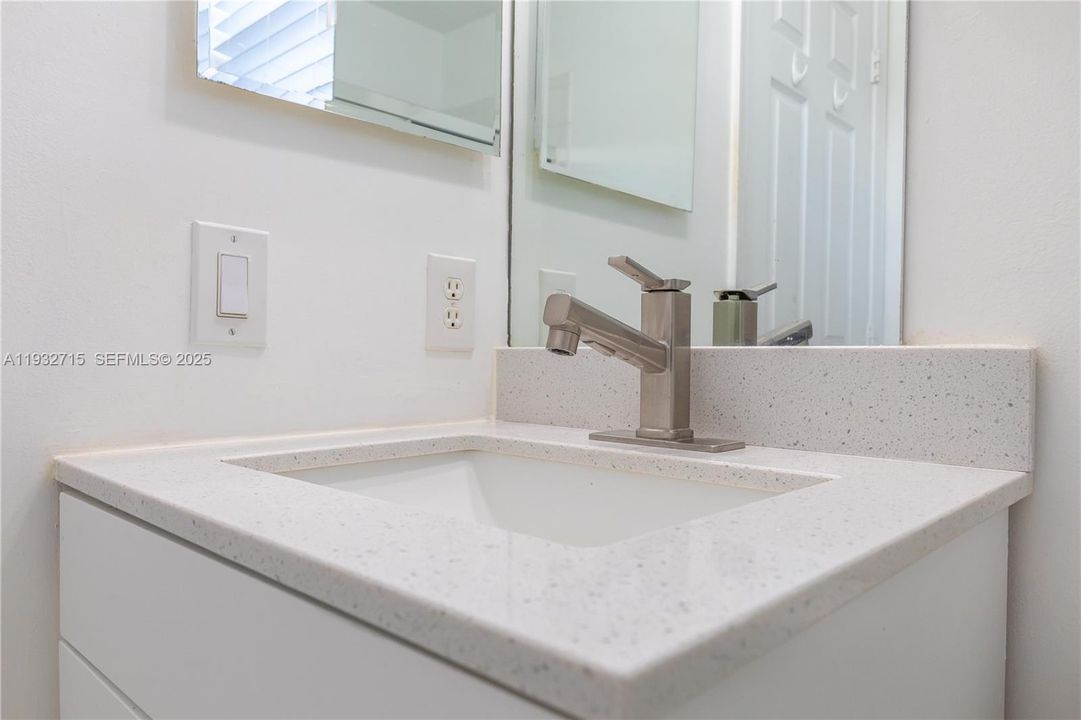 На продажу: $449,990 (2 спален, 2 ванн, 1123 Квадратных фут)