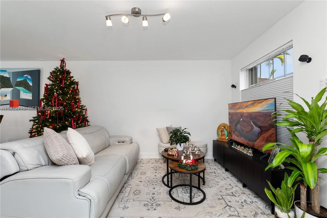 На продажу: $449,990 (2 спален, 2 ванн, 1123 Квадратных фут)