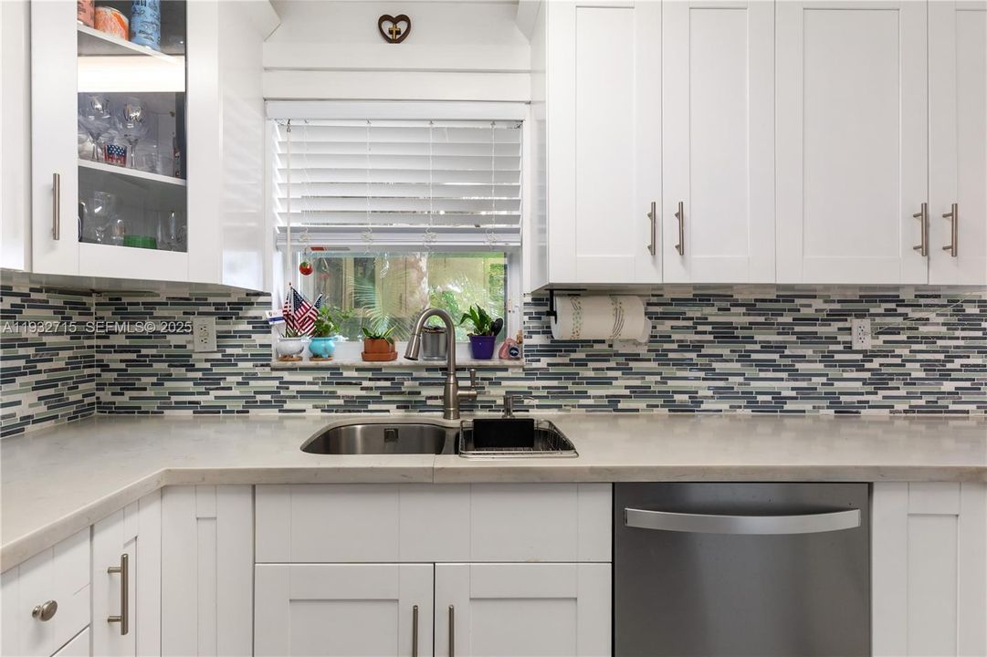 На продажу: $449,990 (2 спален, 2 ванн, 1123 Квадратных фут)