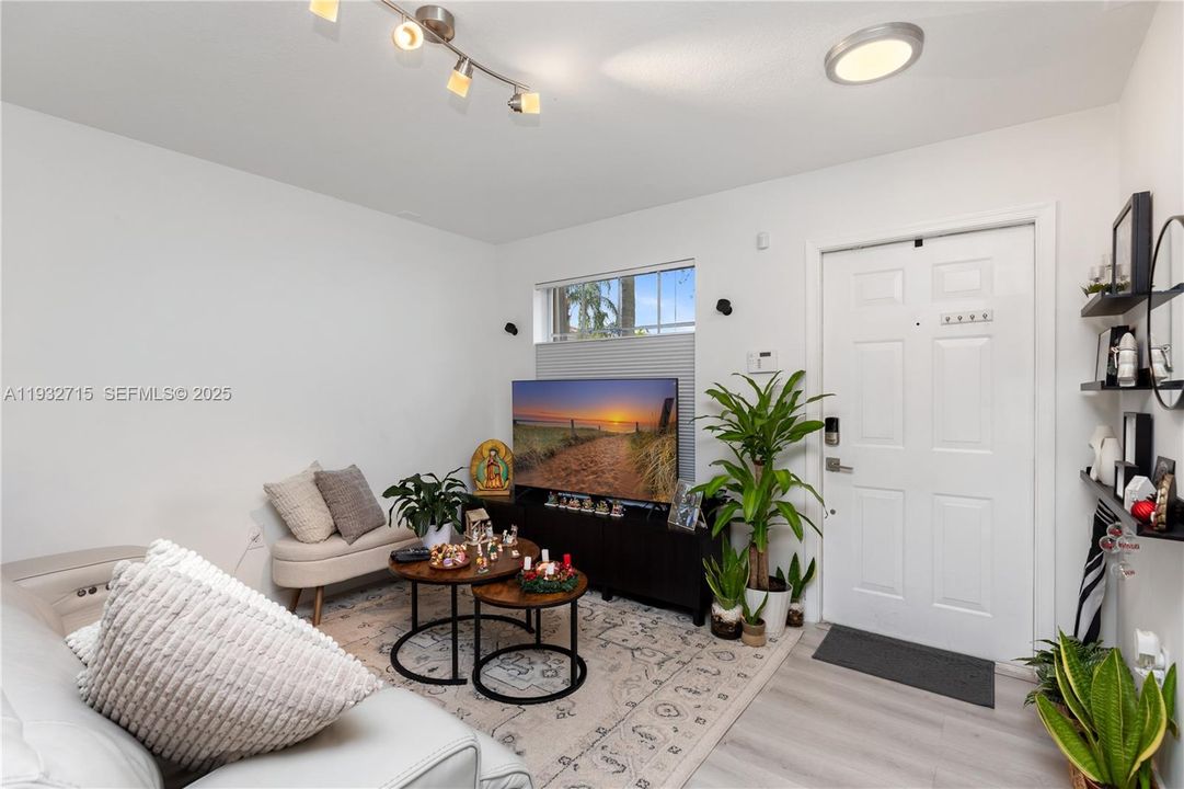 На продажу: $449,990 (2 спален, 2 ванн, 1123 Квадратных фут)