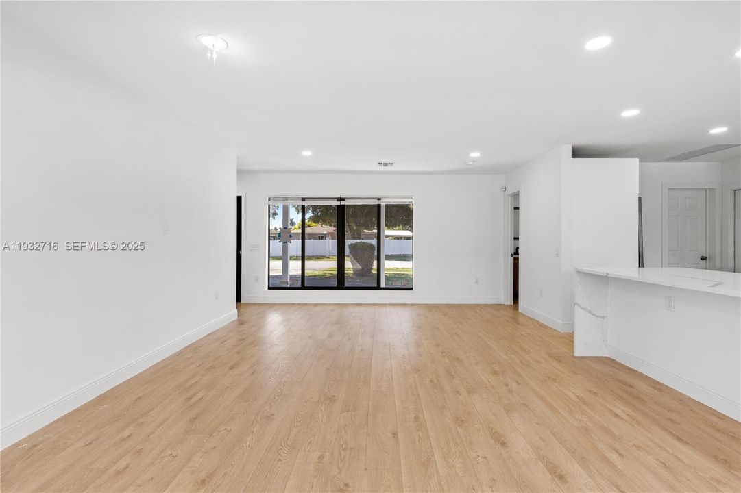 出租: $4,800 (3 贝兹, 3 浴室, 1537 平方英尺)