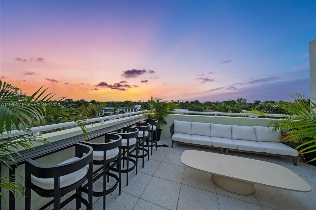 待售: $5,995,000 (5 贝兹, 5 浴室, 4574 平方英尺)