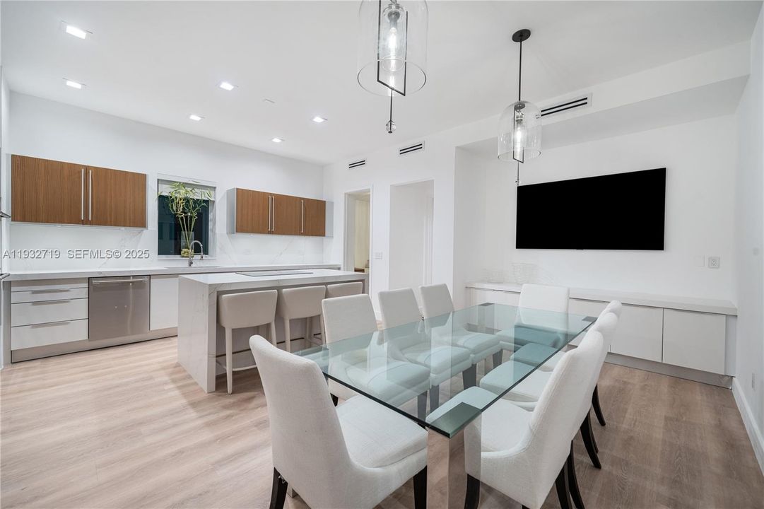 待售: $5,995,000 (5 贝兹, 5 浴室, 4574 平方英尺)