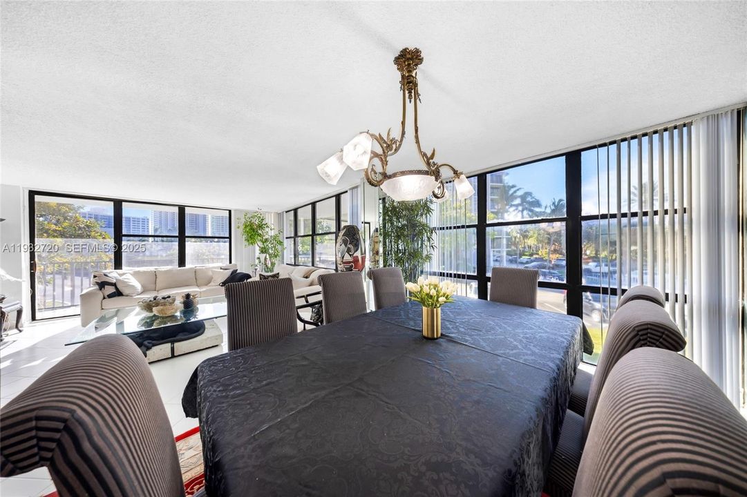 出租: $3,100 (2 贝兹, 2 浴室, 1430 平方英尺)