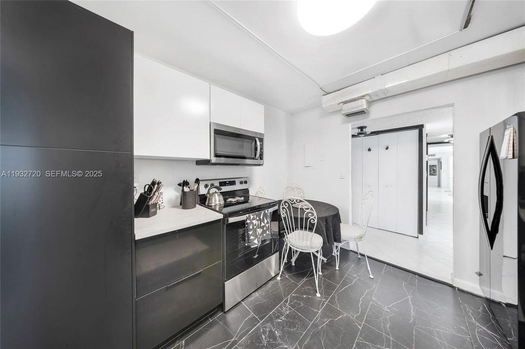 出租: $3,100 (2 贝兹, 2 浴室, 1430 平方英尺)