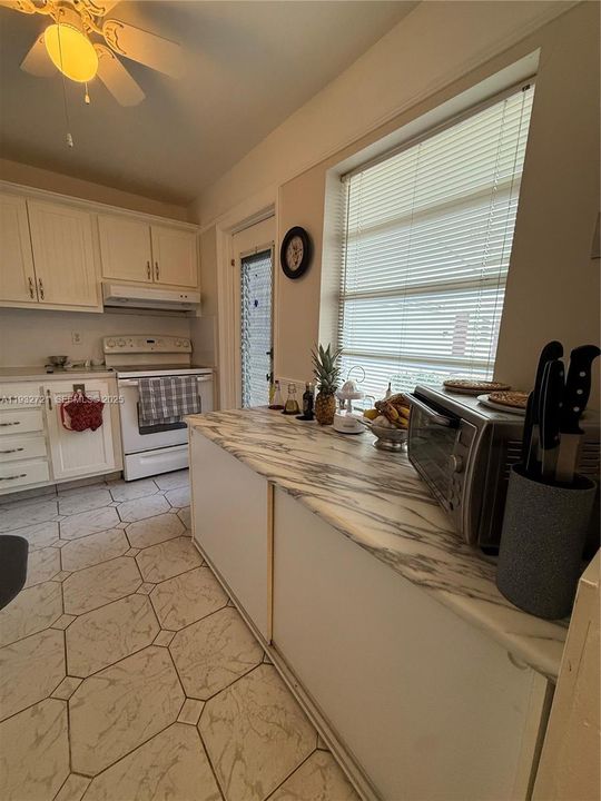 For Sale: $159,900 (2 beds, 2 baths, 1102 Square Feet)