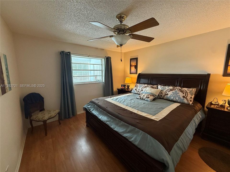 For Sale: $159,900 (2 beds, 2 baths, 1102 Square Feet)