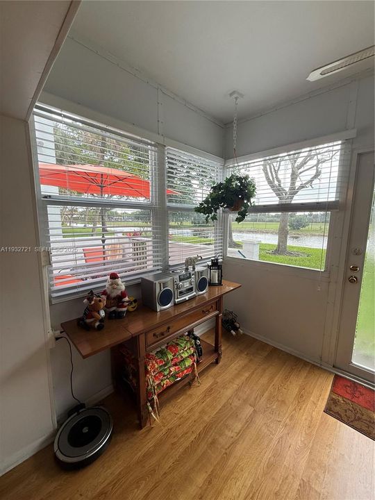 For Sale: $159,900 (2 beds, 2 baths, 1102 Square Feet)