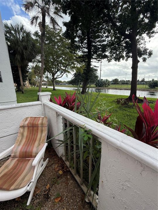 For Sale: $159,900 (2 beds, 2 baths, 1102 Square Feet)