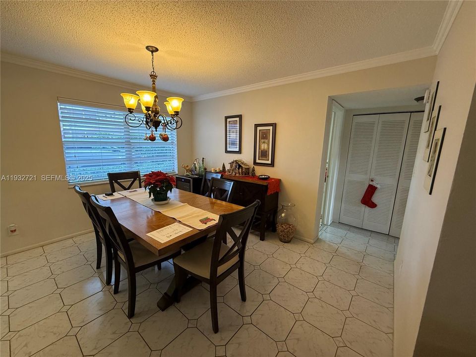 For Sale: $159,900 (2 beds, 2 baths, 1102 Square Feet)